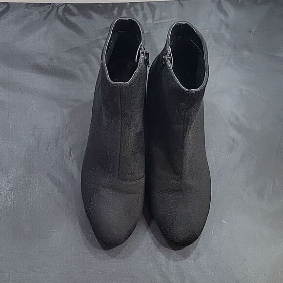 SO ME RAIA SUED SIDE ZIPPER CLOSURE POINTED TOE WOMEN"S BLOCK HEEL ANKLE BOOTIE - Picture 3 of 16